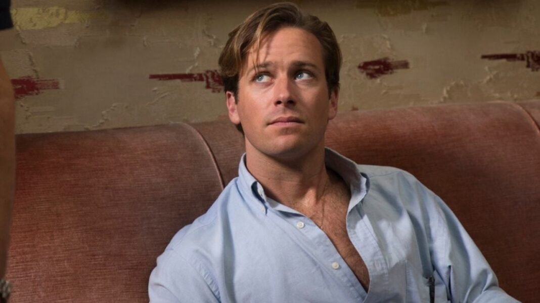 Armie Hammer ha vendido su camioneta porque no puede pagar el precio de la gasolina, pero planea comenzar una nueva vida. Primero las acusaciones de canibalismo y abuso y ahora esto... - Noticias de Cine

